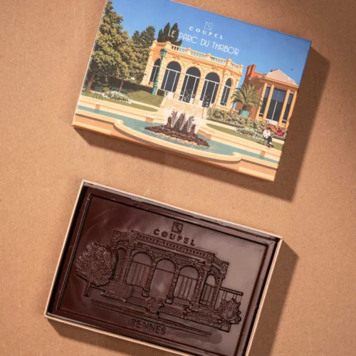 Le Parc du Thabor, Rennes Une tablette en hommage au Thabor, le grand jardin de Rennes. Son emballage illustré évoque la roseraie, les allées à la française et la douceur des promenades du dimanche. À l’intérieur, un chocolat travaillé par Anaïs Coupel avec le même soin que l’on met à dessiner un jardin : équilibré, élégant, et fait pour être partagé.